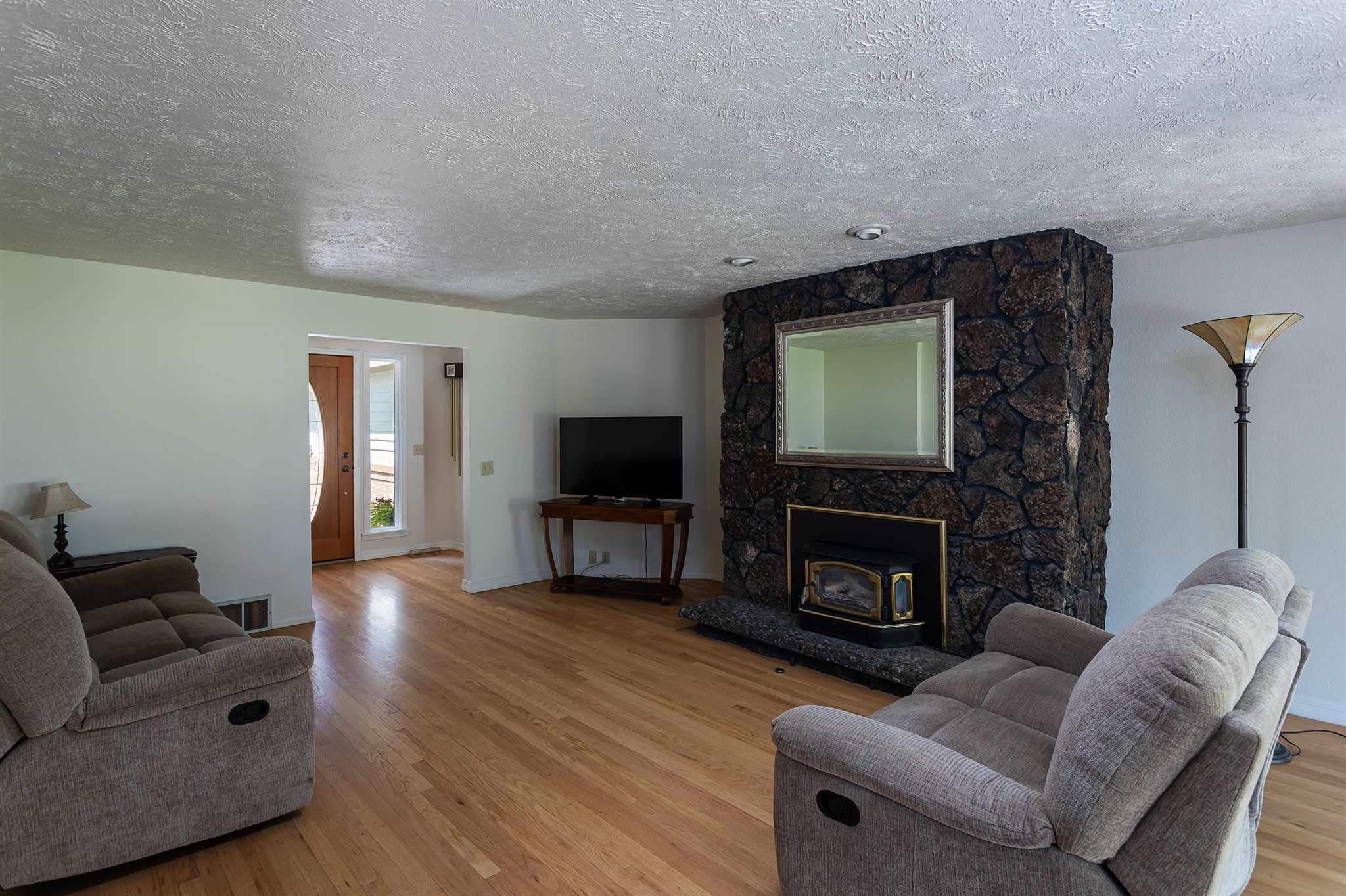 4503 East Lane Park Road Mead, WA 99021 - Photo 6 of 46
