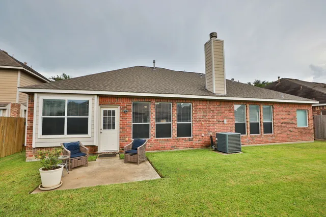 a view of a house with a backyard and a tub