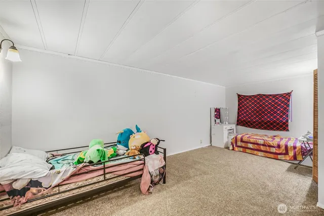 a view of a livingroom with furniture