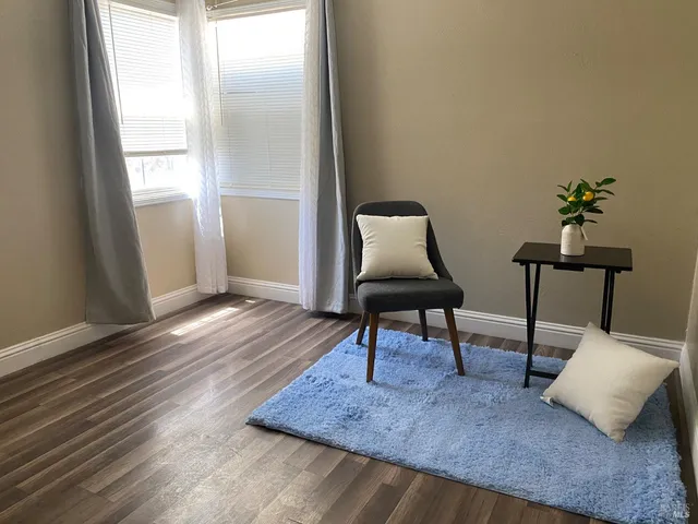 a view of a backyard