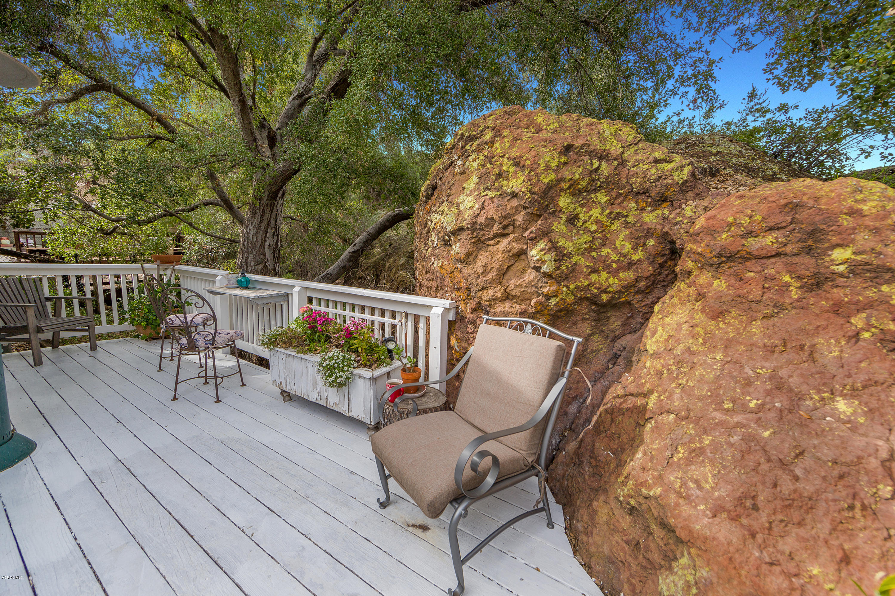 4919 Lewis Road Agoura Hills, CA 91301 - Photo 2 of 34 25