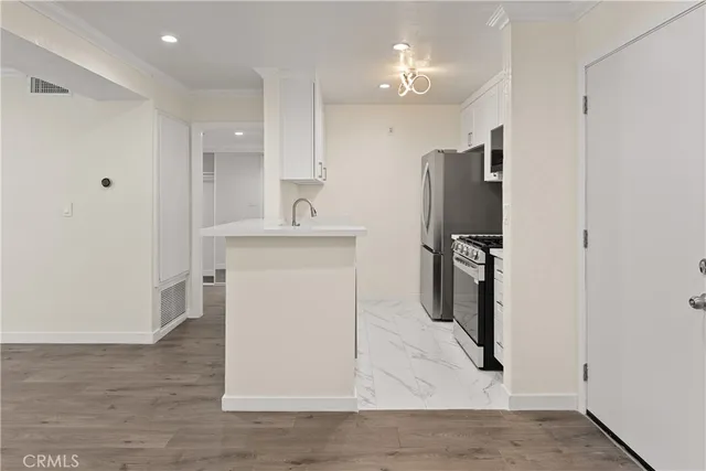 $423,000 | 18620 Hatteras, Unit 173, Tarzana, CA 91356