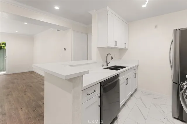 $423,000 | 18620 Hatteras, Unit 173, Tarzana, CA 91356