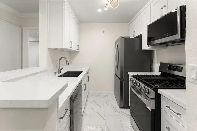 $423,000 | 18620 Hatteras, Unit 173, Tarzana, CA 91356