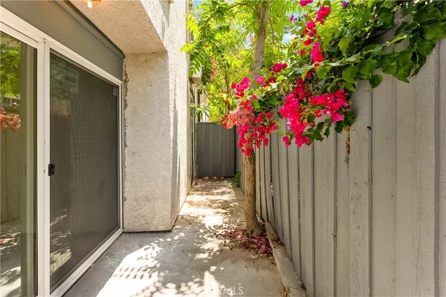 $423,000 | 18620 Hatteras, Unit 173, Tarzana, CA 91356