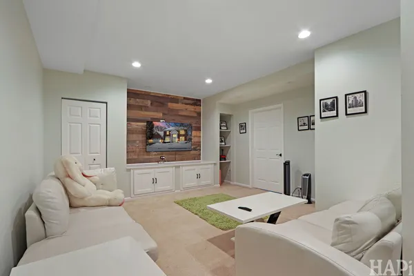 $519,999 | 1121 Williamsburg Circle, Grayslake, IL 60030