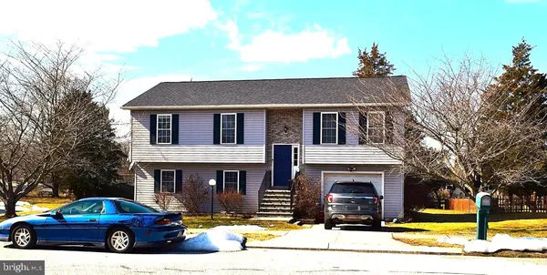 a view of house with swimming pool and yard