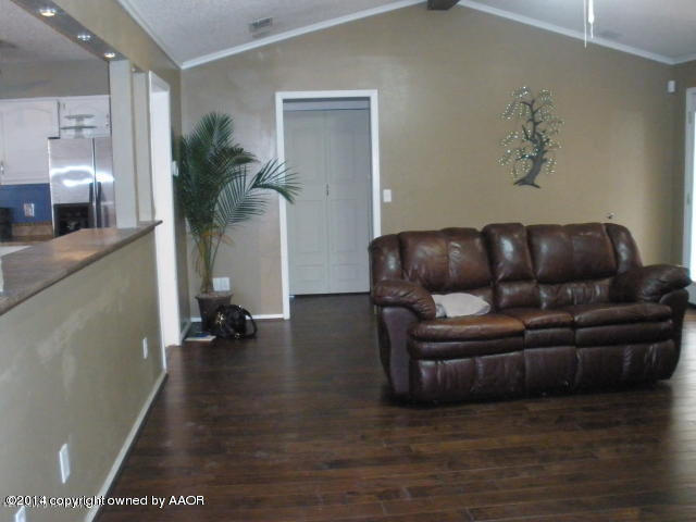 6401 Bayswater Road Amarillo, TX 79109 - Photo 10 of 42 LIVING RM