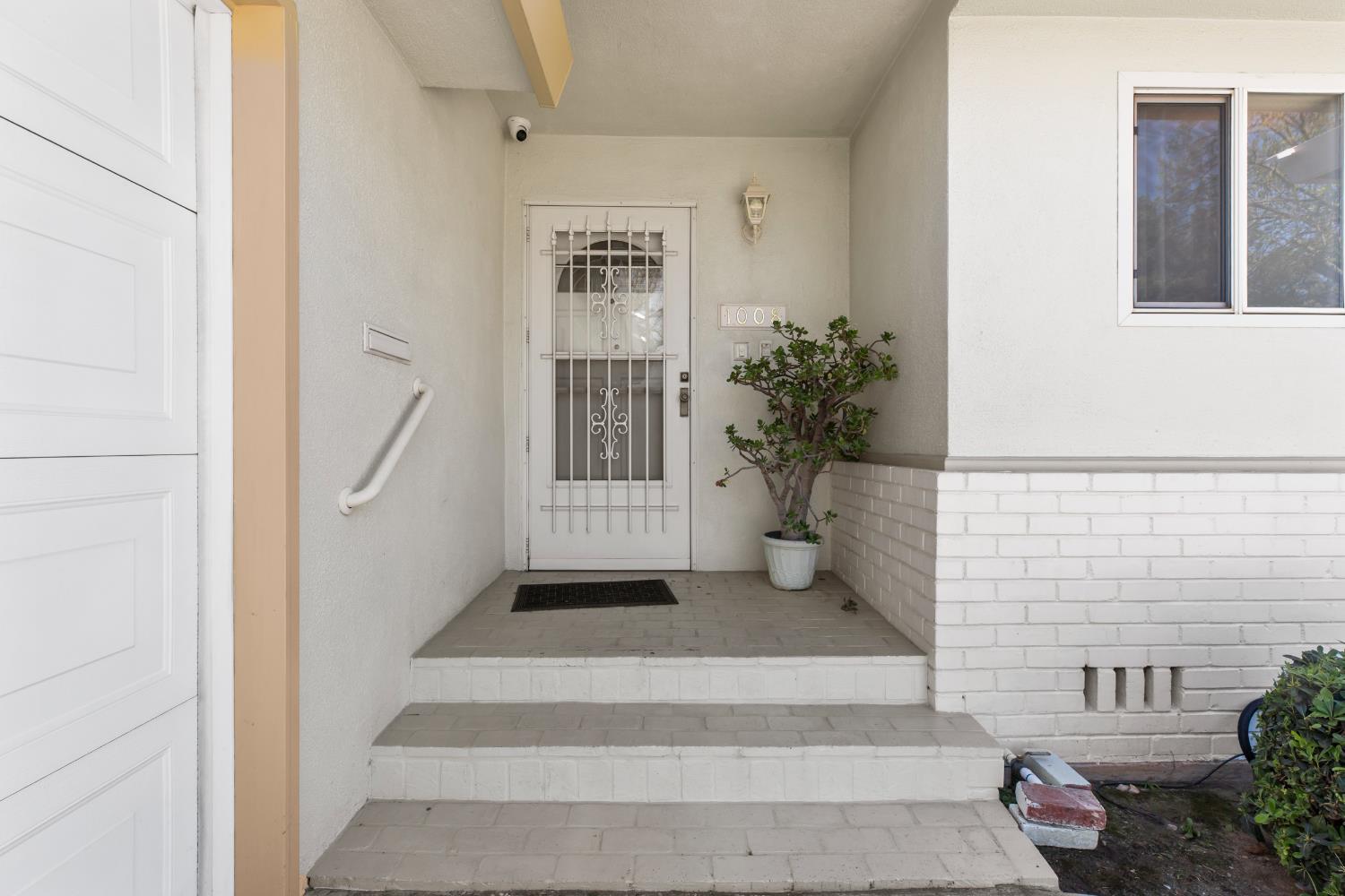 1008 Colonial Court Modesto, CA 95350 - Photo 2 of 40