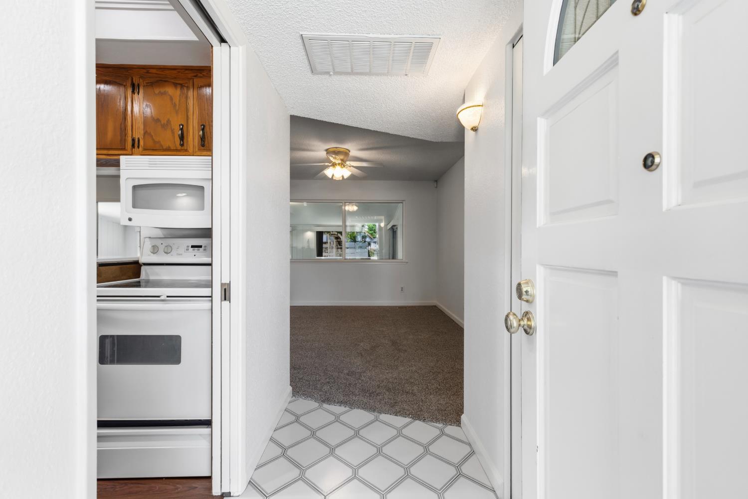 1008 Colonial Court Modesto, CA 95350 - Photo 3 of 40