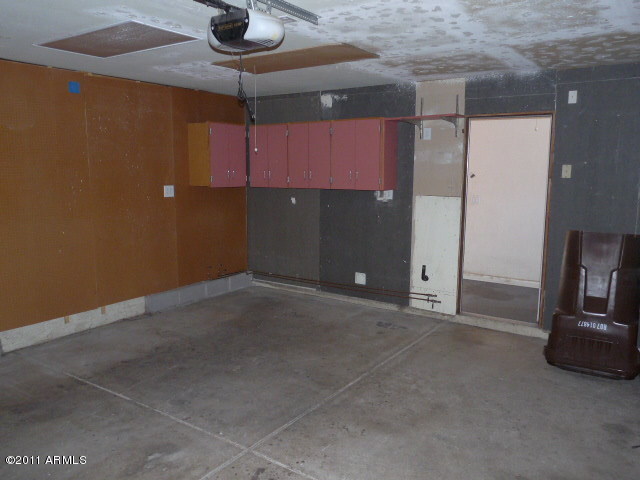 7313 West Hatcher Road Peoria, AZ 85345 - Photo 10 of 13 GARAGE