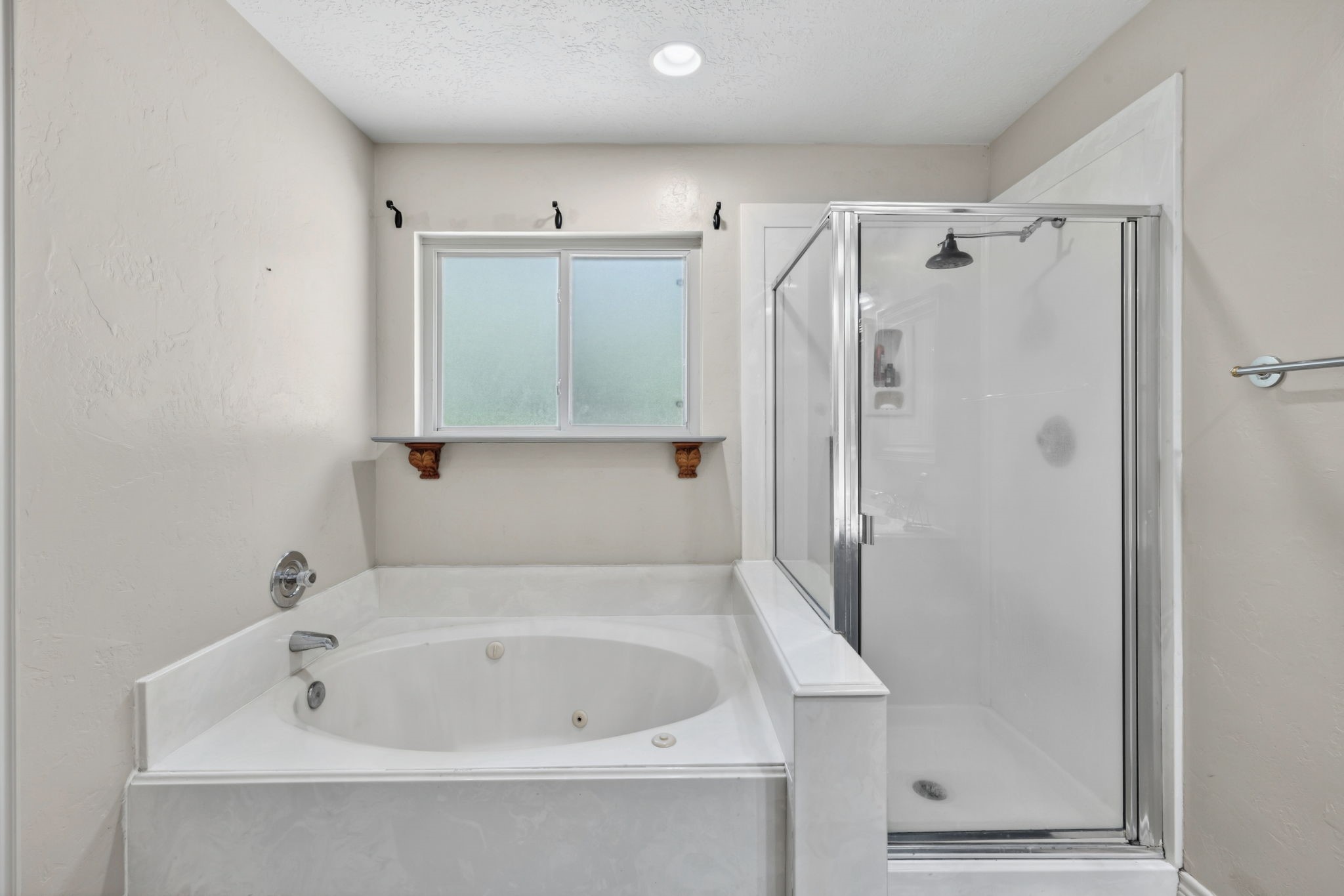 129 North Rainbow Ridge Circle Spring, TX 77381 - Photo 28 of 47 End the day with a jetted-soaking tub, walk-in shower