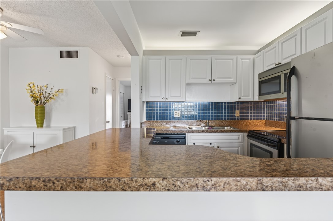 68 Royal Oak Court, Unit 204 Vero Beach, FL 32962 - Photo 14 of 34