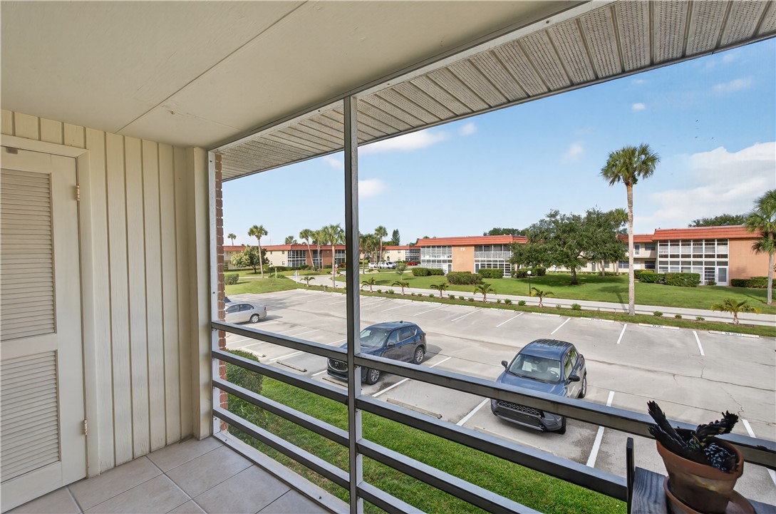 68 Royal Oak Court, Unit 204 Vero Beach, FL 32962 - Photo 4 of 34