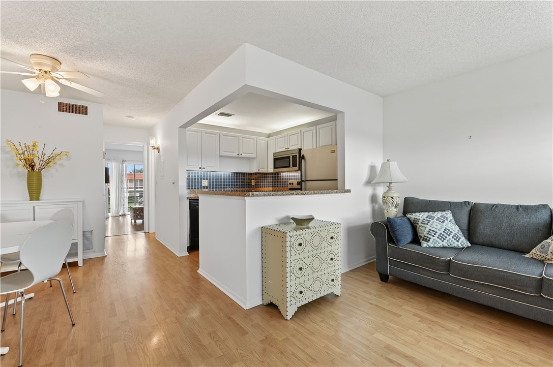 68 Royal Oak Court, Unit 204 Vero Beach, FL 32962 - Photo 6 of 34