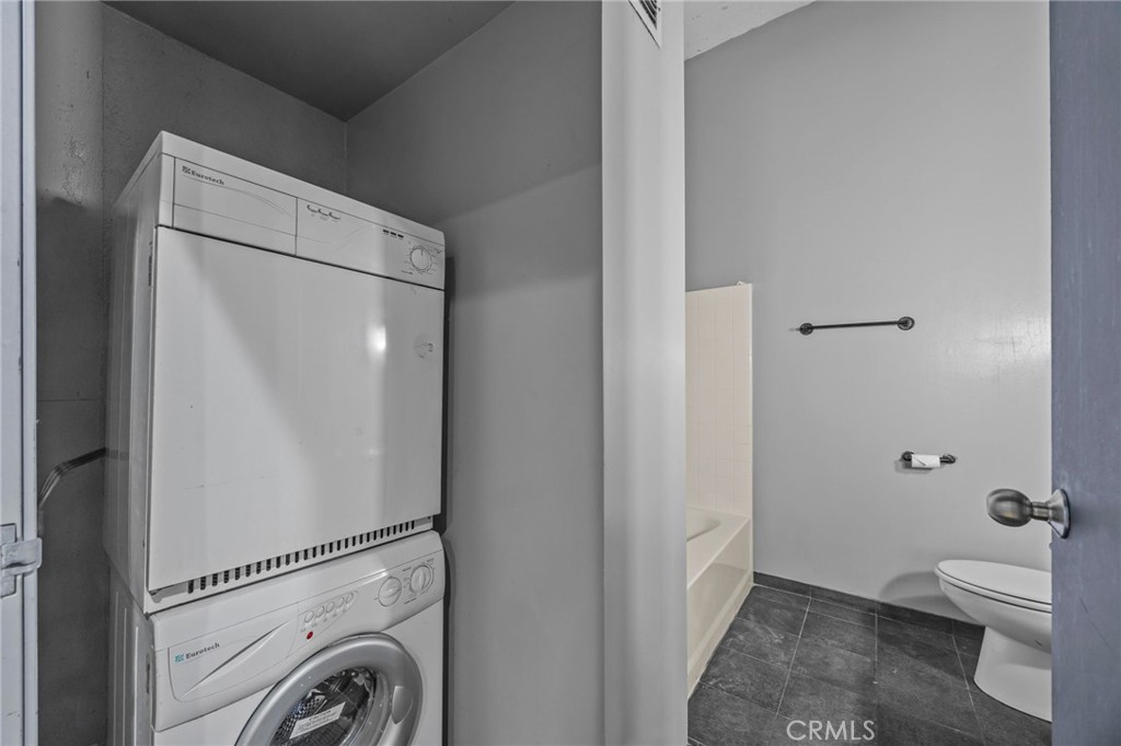 420 San Pedro Street, Unit 218 Los Angeles, CA 90013 - Photo 17 of 27 a room with a washer and dryer