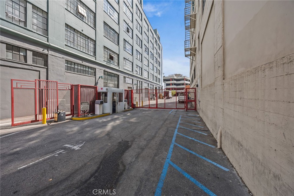 420 San Pedro Street, Unit 218 Los Angeles, CA 90013 - Photo 20 of 27 a view of street with building
