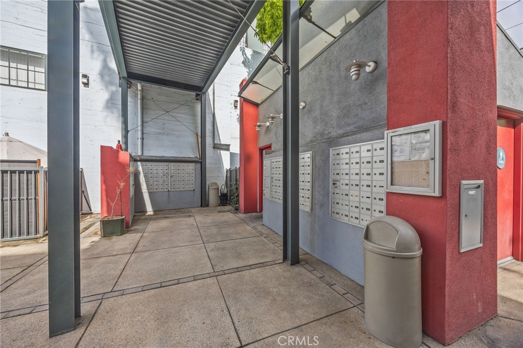 420 San Pedro Street, Unit 218 Los Angeles, CA 90013 - Photo 23 of 27 a view of entryway