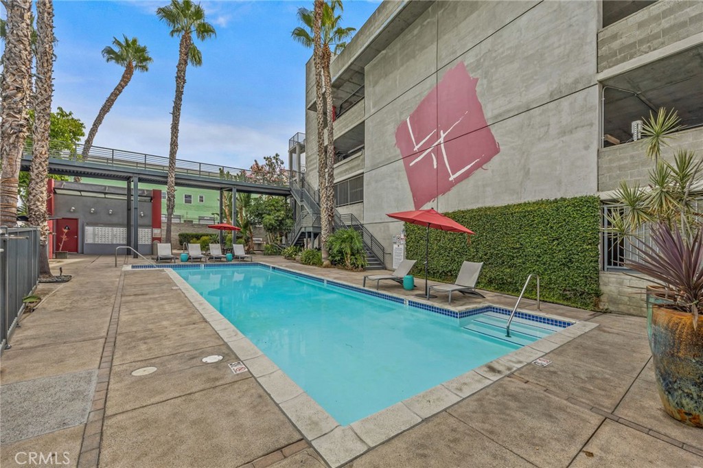 420 San Pedro Street, Unit 218 Los Angeles, CA 90013 - Photo 24 of 27 a view of a building with a yard