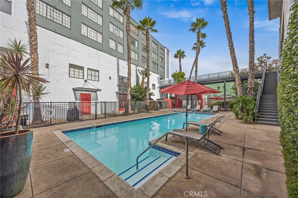 420 San Pedro Street, Unit 218 Los Angeles, CA 90013 - Photo 25 of 27 a outdoor space with lots of trees