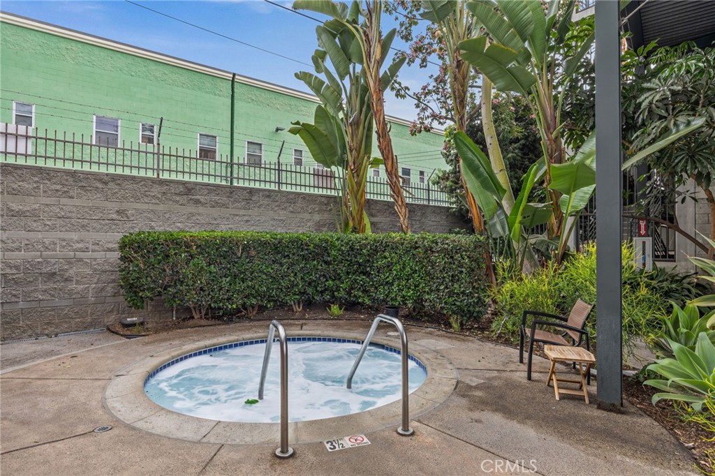 420 San Pedro Street, Unit 218 Los Angeles, CA 90013 - Photo 26 of 27 a view of a backyard with sitting area