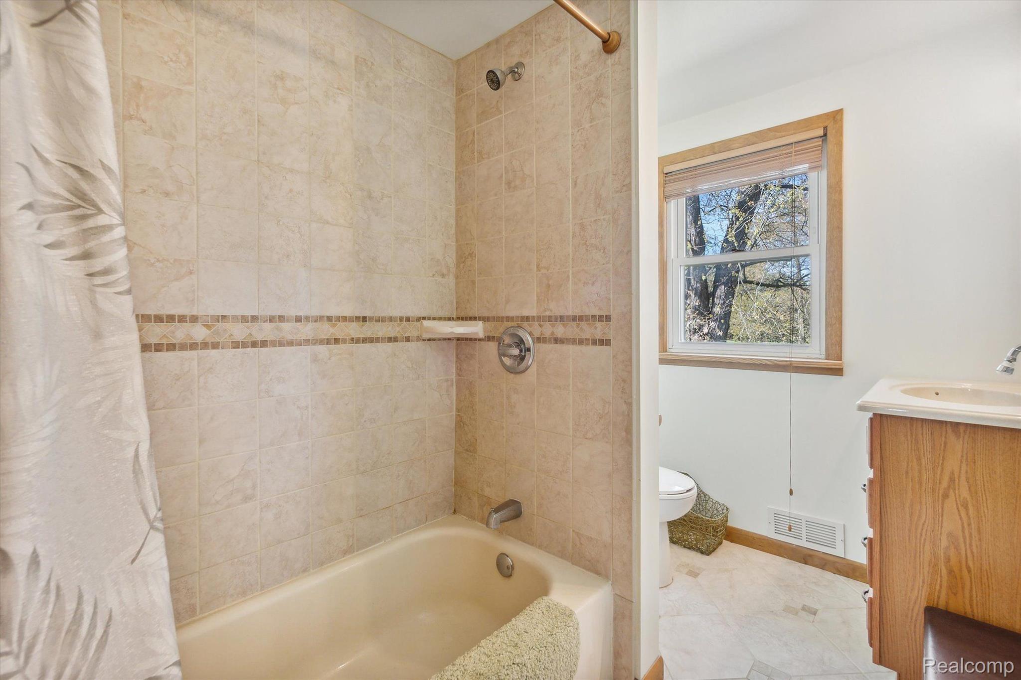 18900 Bradley Road Gregory, MI 48137 - Photo 21 of 56 Full Bath in Upper Level