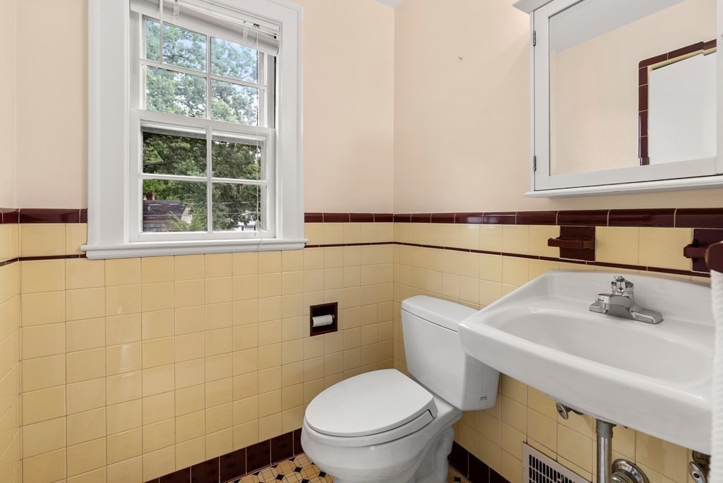 829 West Roxbury Parkway Brookline, MA 02467 - Photo 18 of 22