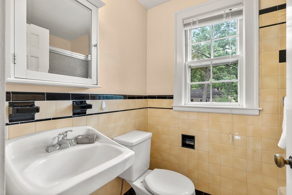 829 West Roxbury Parkway Brookline, MA 02467 - Photo 19 of 22