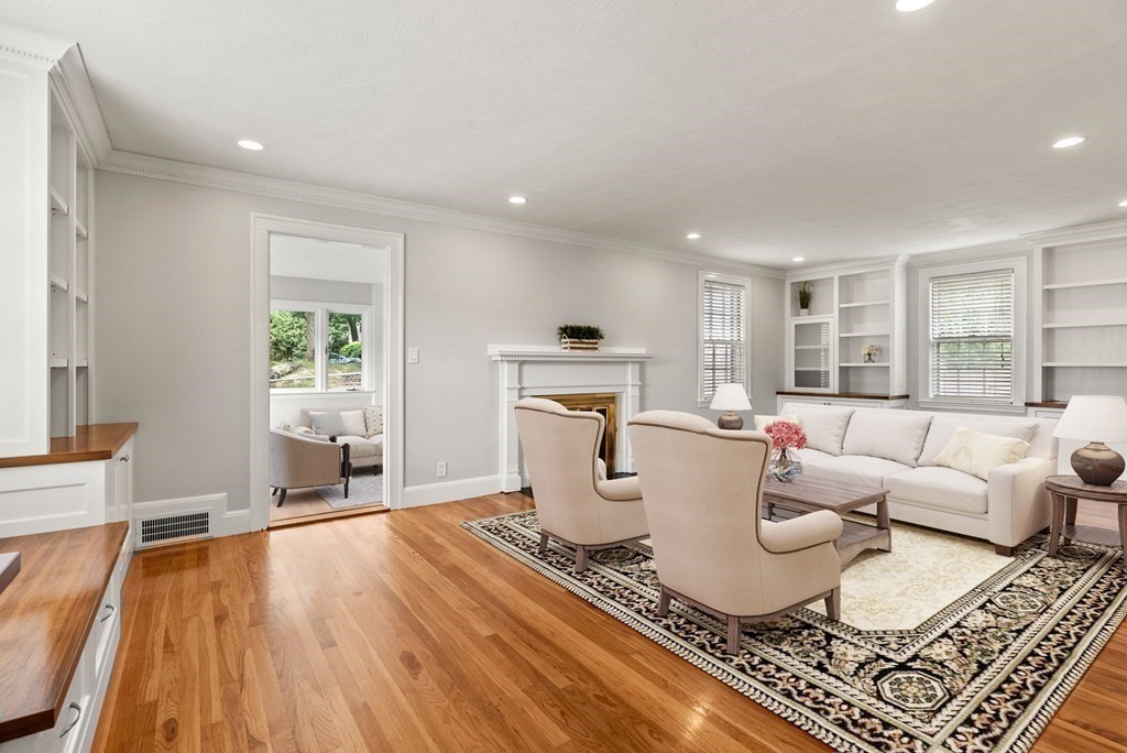 829 West Roxbury Parkway Brookline, MA 02467 - Photo 4 of 22