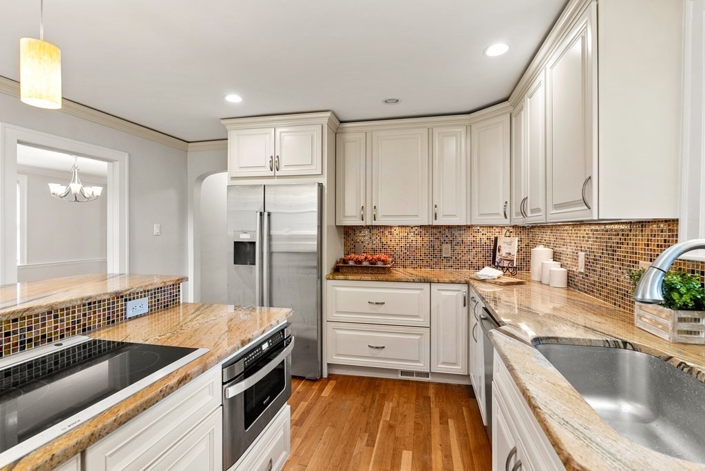 829 West Roxbury Parkway Brookline, MA 02467 - Photo 8 of 22