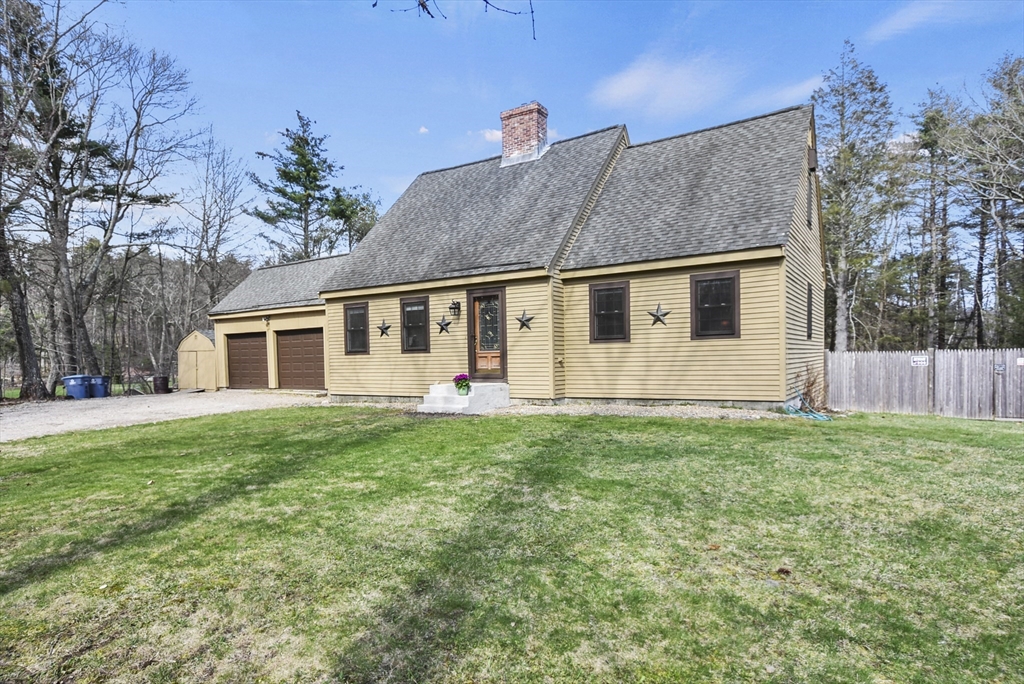 a view of a house with backyard