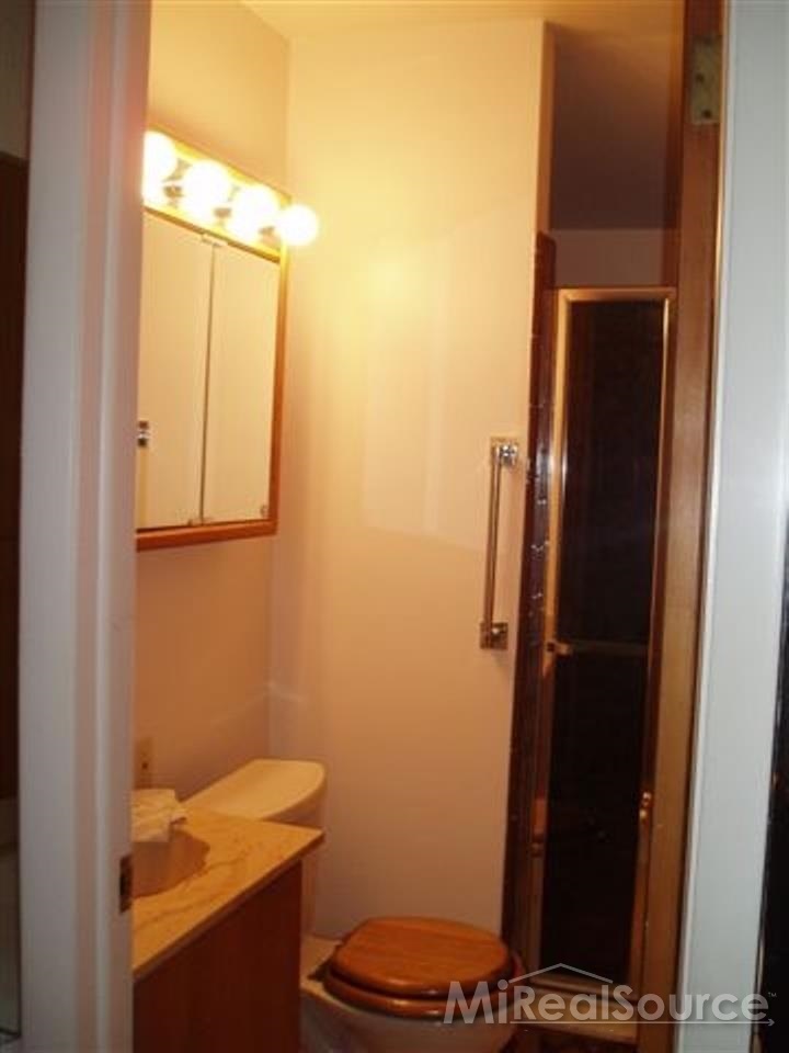 5131 Jamestown Road Utica, MI 48317 - Photo 4 of 7 31185547-3.JPG