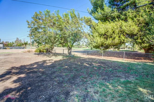 a view of a yard with a tree