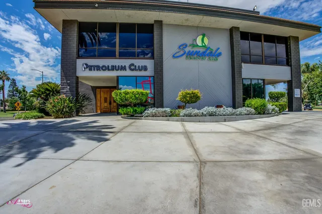 a sign that is on the side of a building