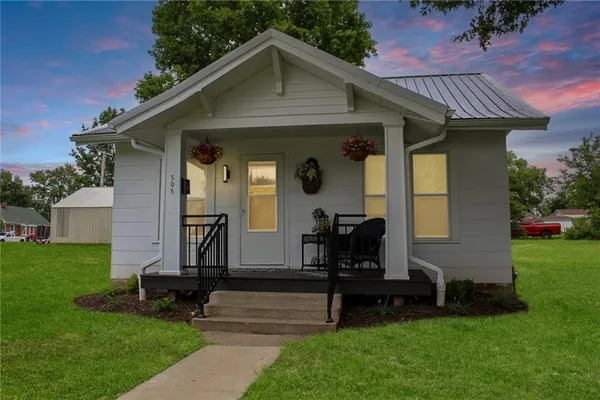 $188,000 | 505 West Broadway Street, Higginsville, MO 64037