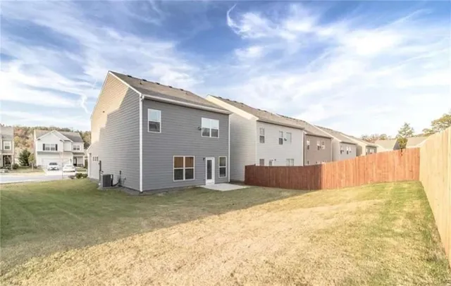 a view of a house with backyard