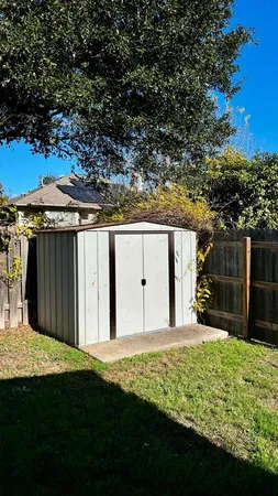 a view of a backyard
