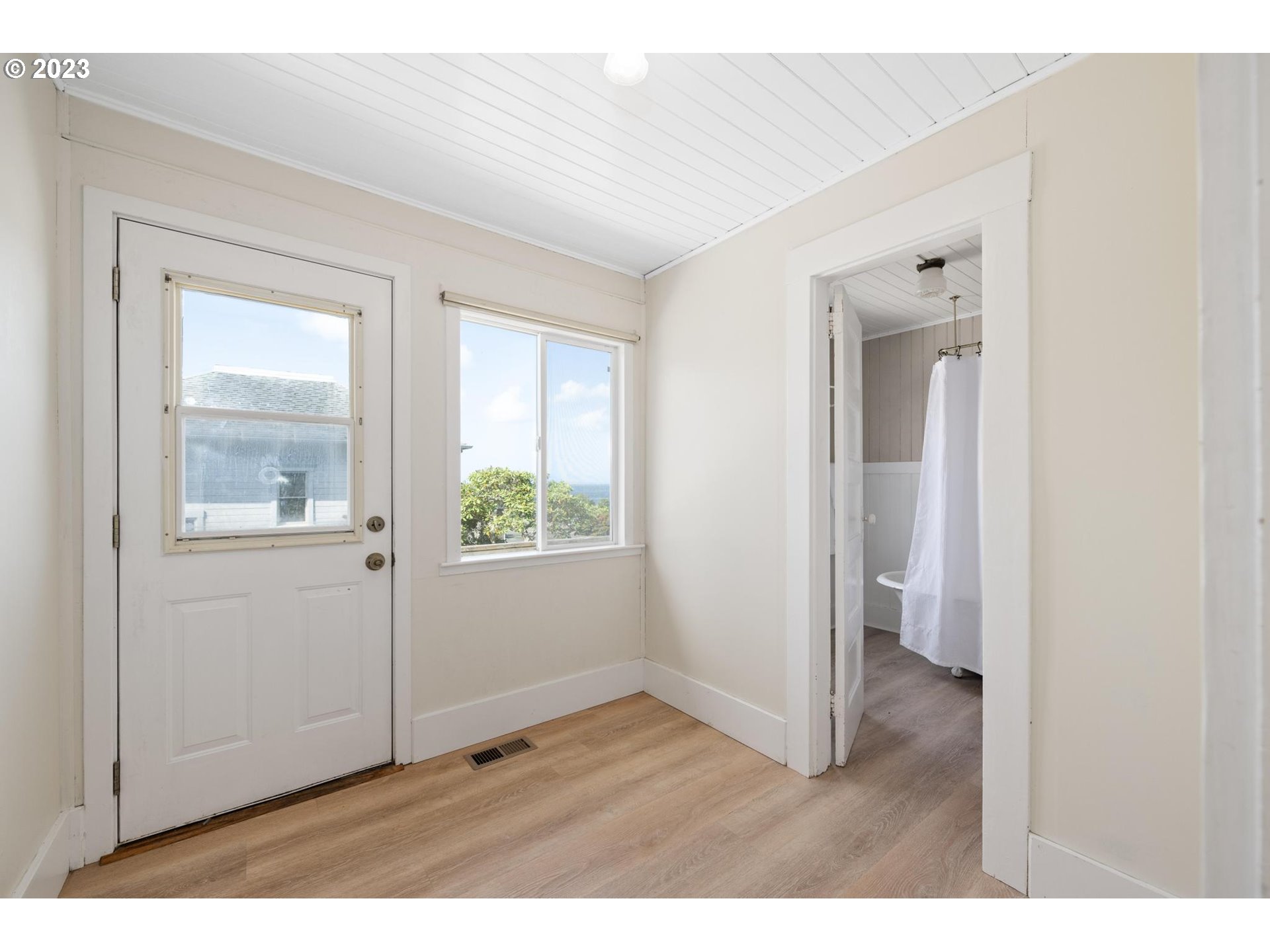 531 35th Street Astoria, OR 97103 - Photo 14 of 37 a room that has a window in it