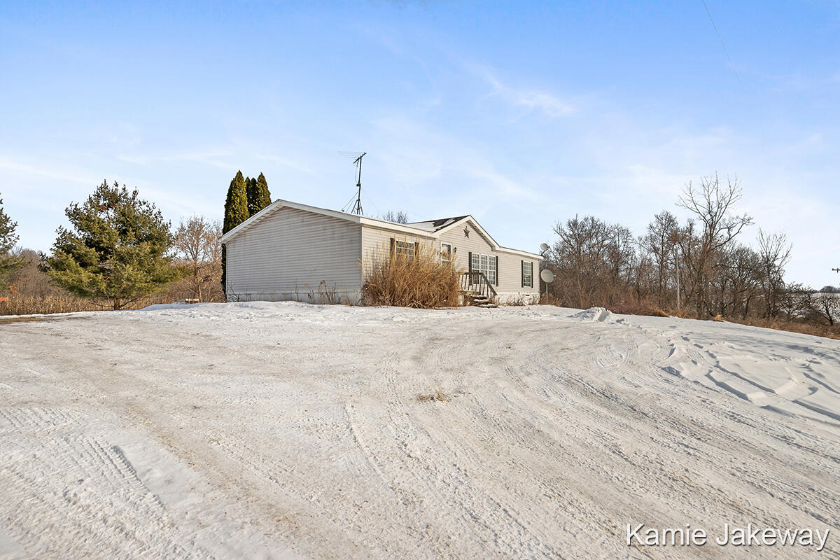 13939 6 Mile Road Northeast Belding, MI 48809 - Photo 3 of 20 IMG_1002