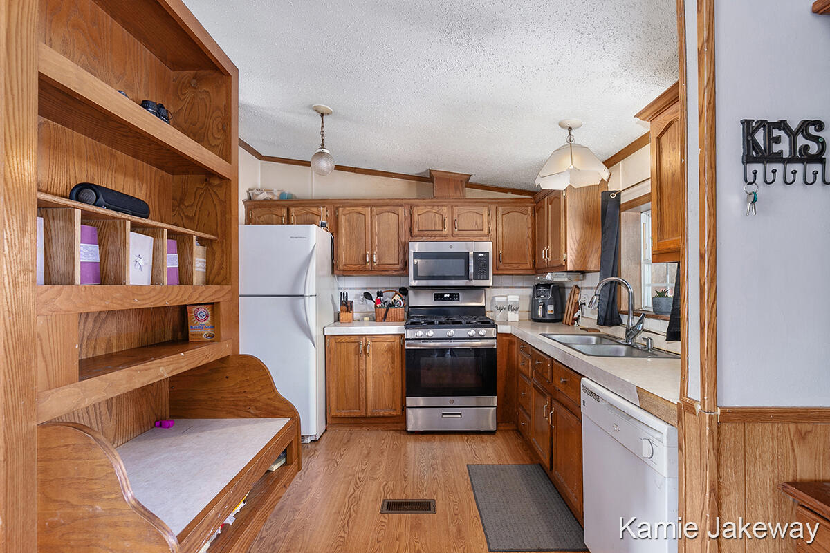 13939 6 Mile Road Northeast Belding, MI 48809 - Photo 8 of 20 IMG_1007