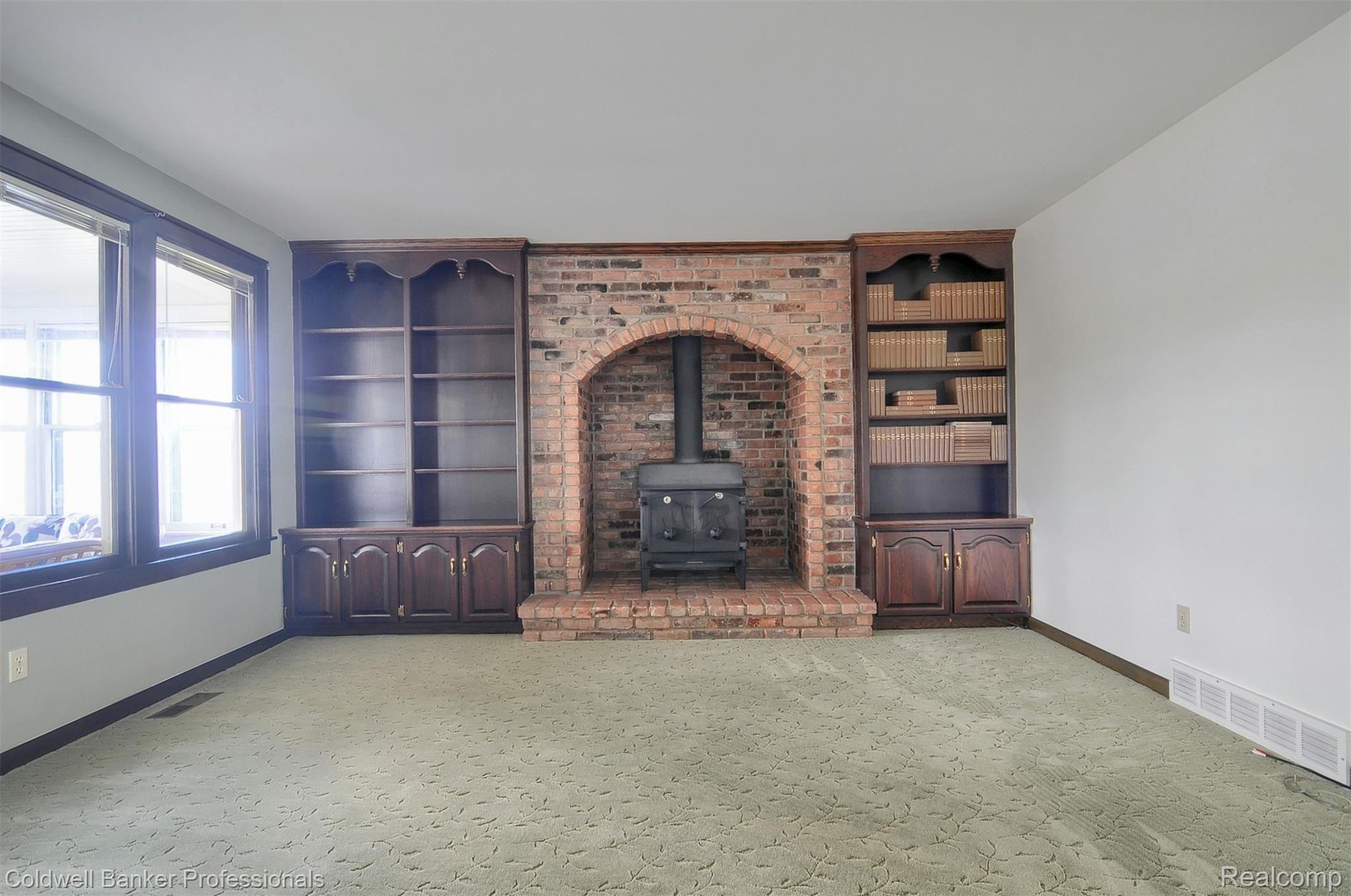 801 Maxfield Lake Road Brighton, MI 48114 - Photo 31 of 65 21-Family Room 2nd View.jpg
