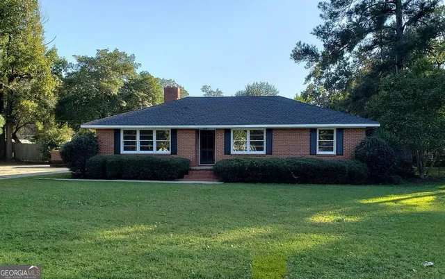 a view of a yard in front of a house