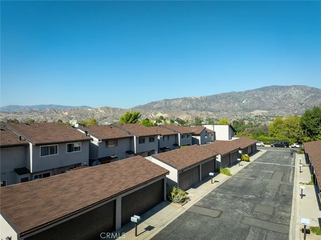 an aerial view of residential house and lake view