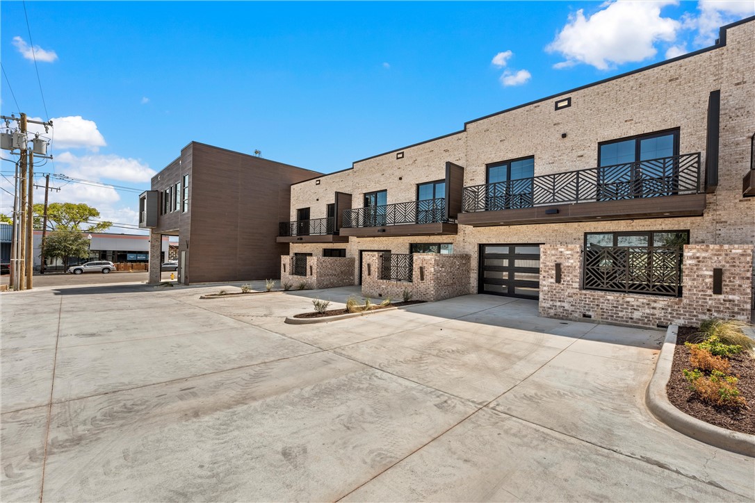 120 South 11th Street Waco, TX 76701 - Photo 2 of 14 a building with glass top table and chairs