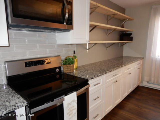 242 Sedburgh Court Bushkill, PA 18324 - Photo 6 of 13 kitchen3