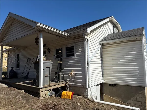 a view of a house with backyard and a tub