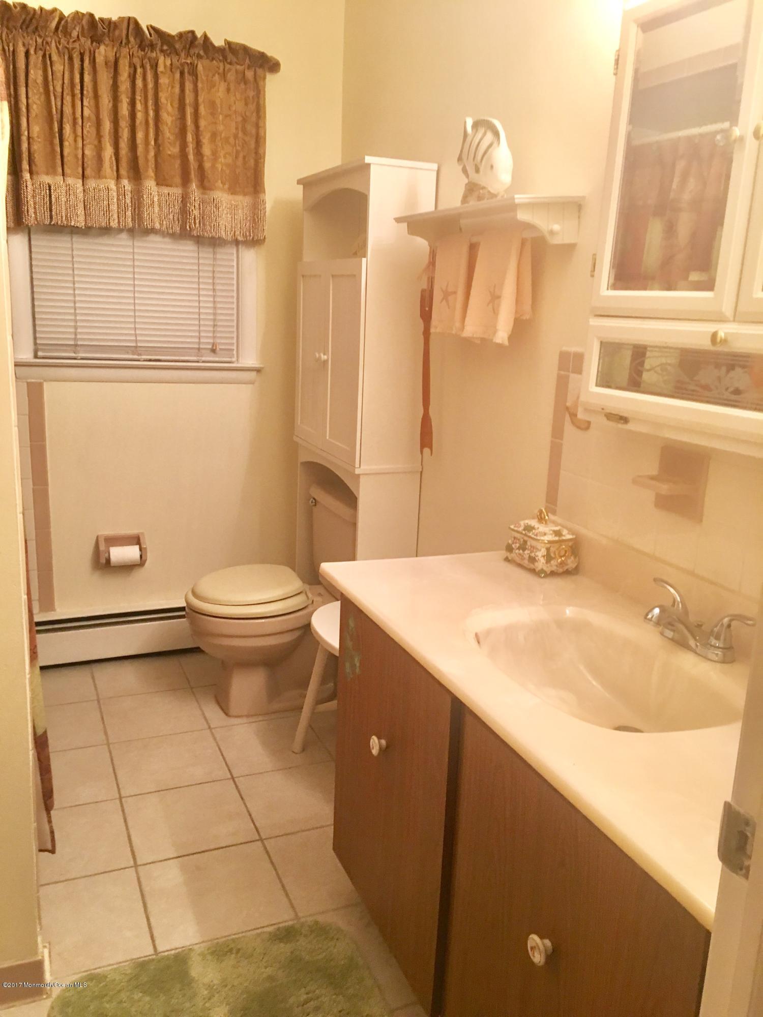 25 Fairfield Road Toms River, NJ 08757 - Photo 13 of 26 Bath with tub/shower