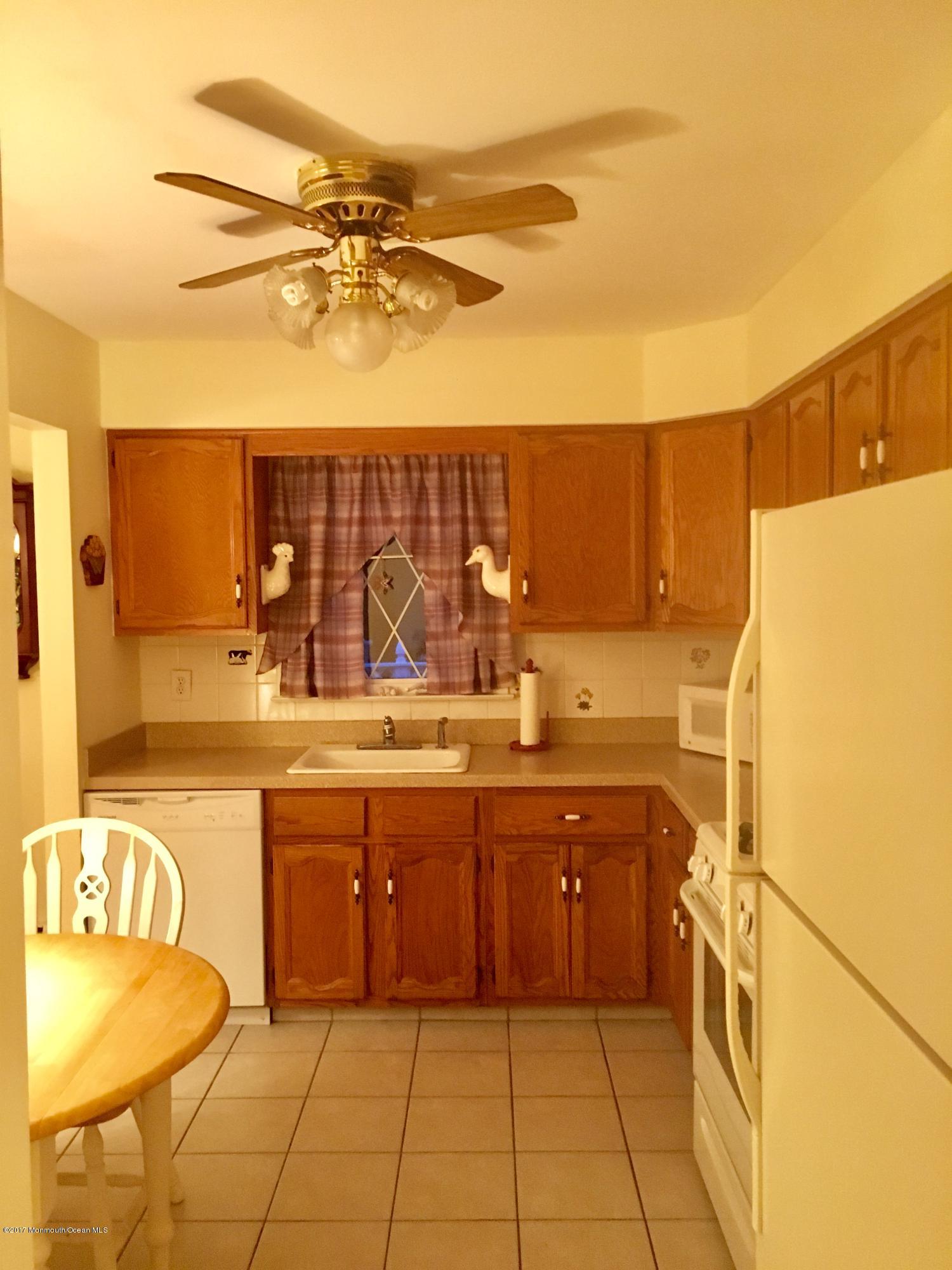 25 Fairfield Road Toms River, NJ 08757 - Photo 4 of 26 spotless kitchen