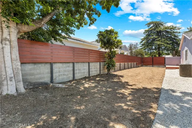 a view of a backyard