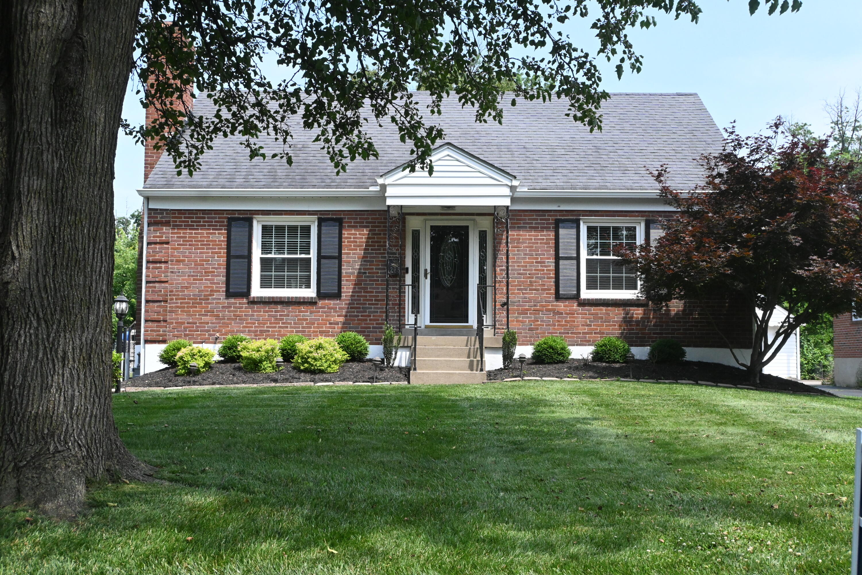 225 Tyne Road Louisville, KY 40207 - Photo 2 of 52 DSC_1626